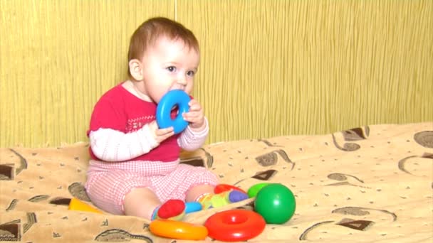 Kleines Baby mit Spielzeug — Stockvideo