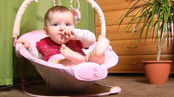 Baby in der Wiege — Stockvideo