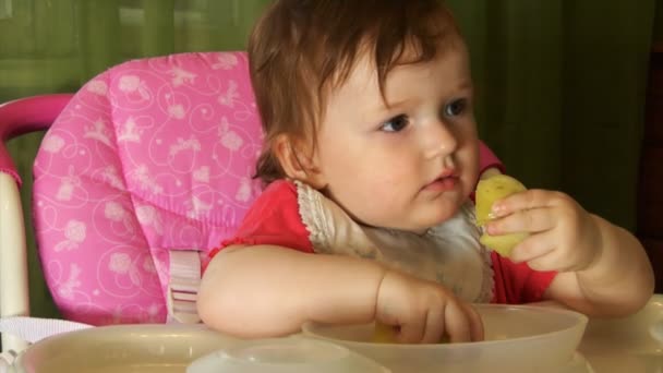Küçük bebek yeme — Stok video
