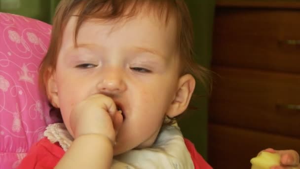 Küçük bebek yeme — Stok video