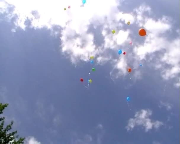 Ballonnen omhoog in de hemel — Stockvideo