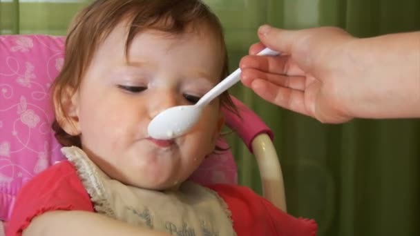 Kleines Baby essen — Stockvideo