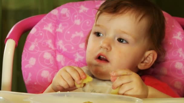 Comer pequeño bebé — Vídeo de stock