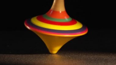 dönen top karanlıkta