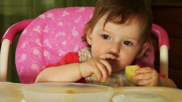 Comer pequeño bebé — Vídeo de stock