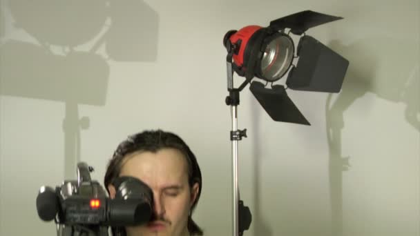 Cameraman in studio — Stockvideo