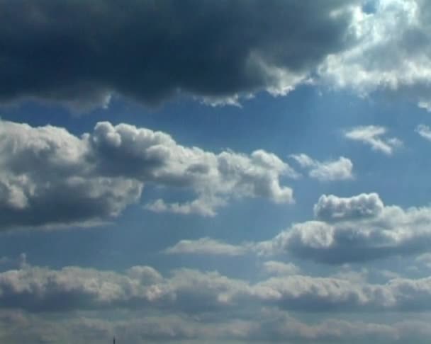 Летающее небо — стоковое видео