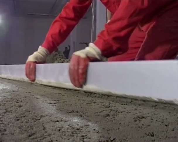 Выравнивание бетонных полов — стоковое видео