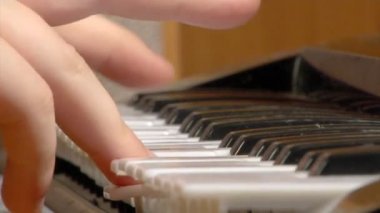 çocuk oyuncak piyano çal