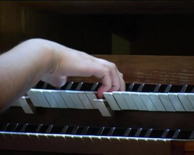 organ üzerinde eller oynamak