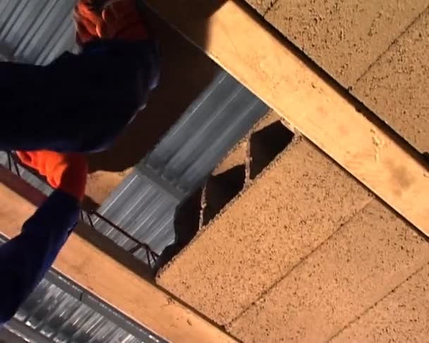 Виготовлення даху з шлакоблоку — стокове відео