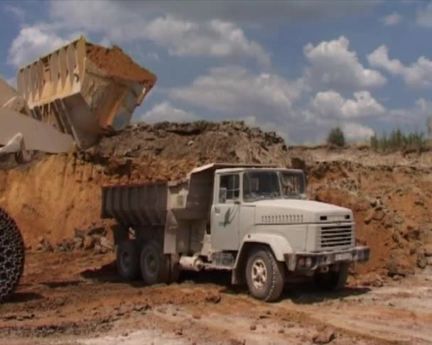 Excavatrice dans la carrière — Video