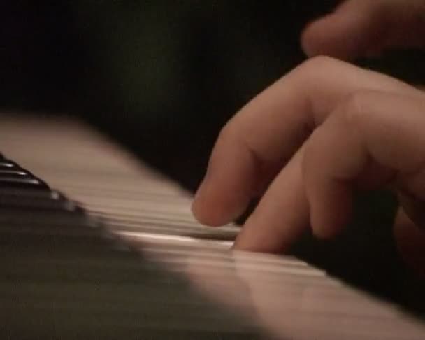 Kinderspel op piano — Stockvideo