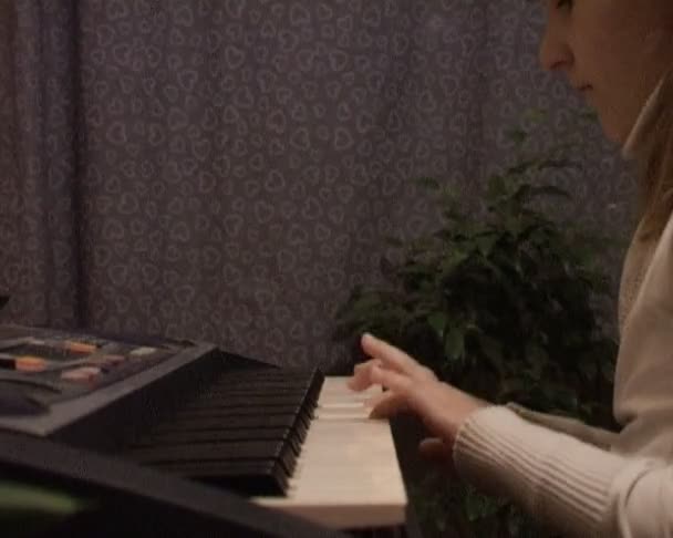 Barn spela på piano — Stockvideo