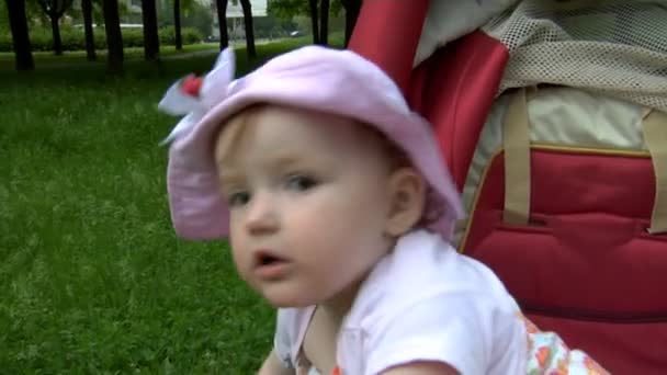 Baby in park — Stock Video