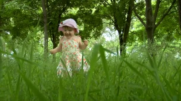 Ребенок в парке — стоковое видео