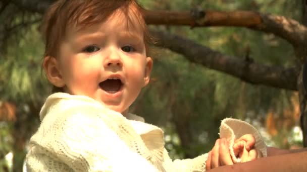 Bebé en el parque — Vídeos de Stock