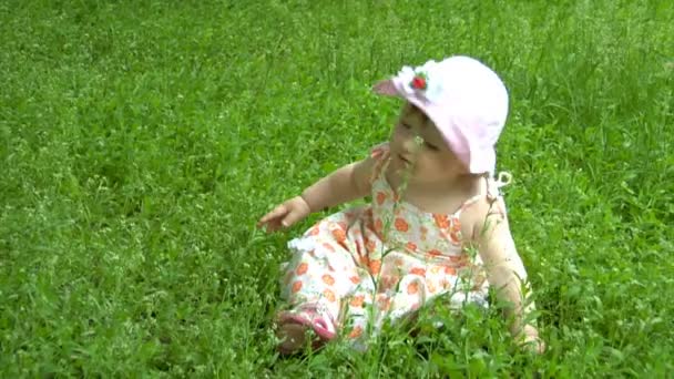 Bebê no parque — Vídeo de Stock