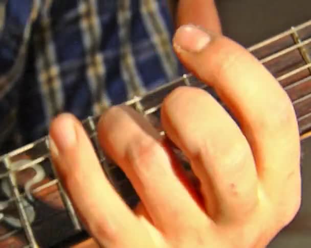 Tocando la guitarra — Vídeos de Stock