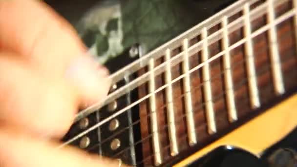 Tocando guitarra — Vídeo de Stock