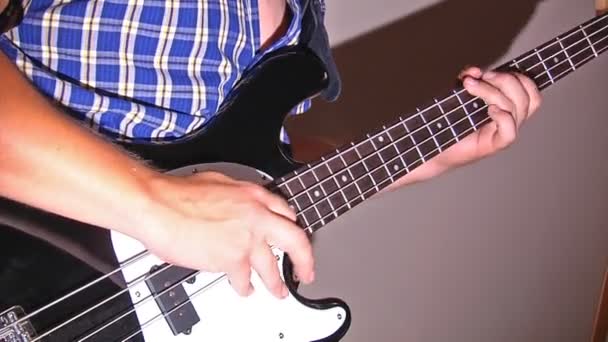 Spelen op guitar — Stockvideo