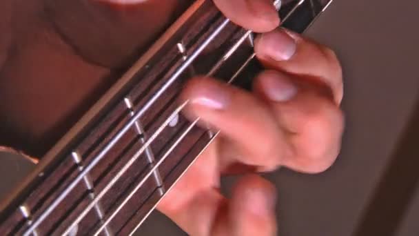 Spelen op guitar — Stockvideo