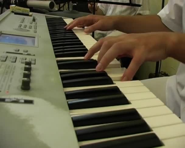 Händerna spela på keybord — Stockvideo