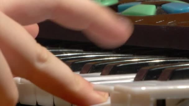Crianças brincam no piano de brinquedo — Vídeo de Stock