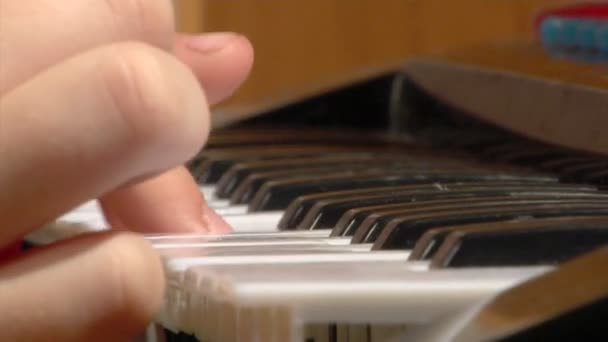 Kind spelen op speelgoed piano — Stockvideo