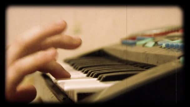 Çocuk oynamak oyuncak piyanonun makara film olarak — Stok video