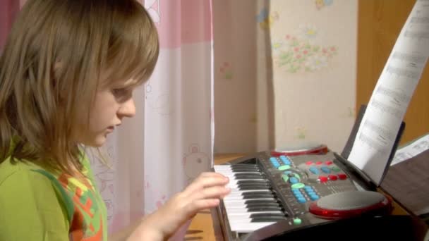 Çocuk oyuncak piyano çal — Stok video