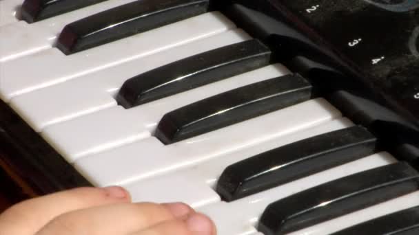 Crianças brincam no piano de brinquedo — Vídeo de Stock