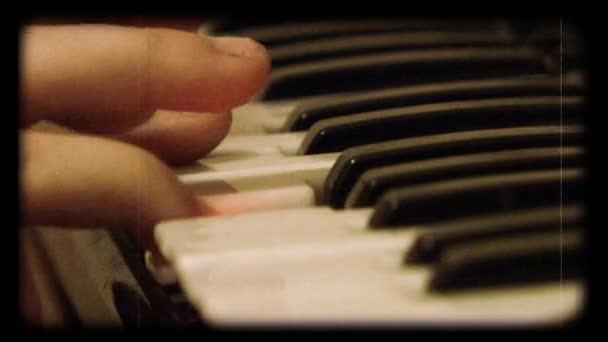 Jeu d'enfants au piano jouet comme film de bobine — Video