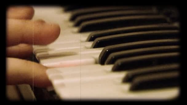 Çocuk oynamak oyuncak piyanonun makara film olarak — Stok video