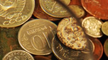 eski bir sikke incelenmesi