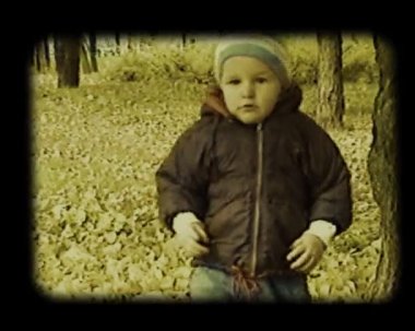sonbahar parkında oynayan bebek