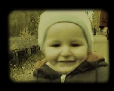 sonbahar parkında oynayan bebek