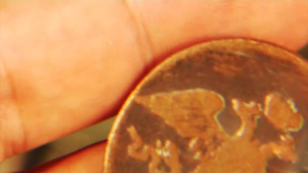 Untersuchung einer alten Münze — Stockvideo