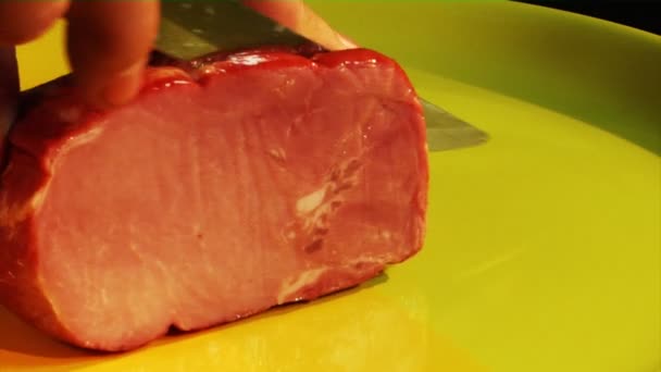 Vlees snijden — Stockvideo