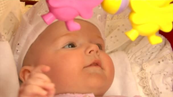 Pasgeboren baby in de kinderwagen — Stockvideo