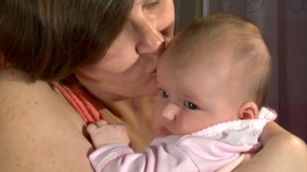 Neugeborenes Baby und Mutter — Stockvideo