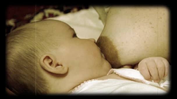 生まれたばかりの赤ちゃん授乳の様式化されたリール映画で — ストック動画