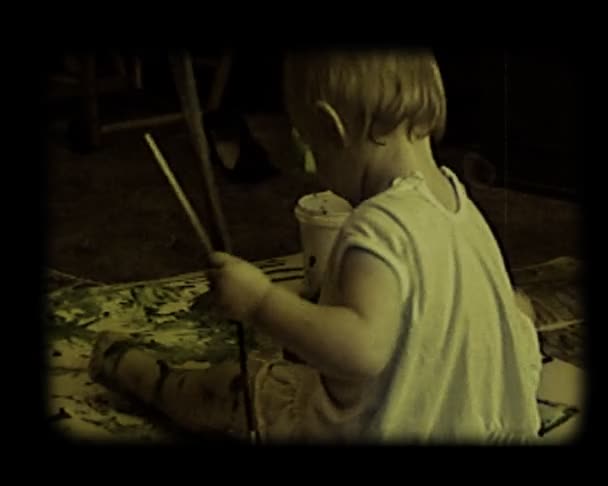 Младенец пытается сделать искусство — стоковое видео