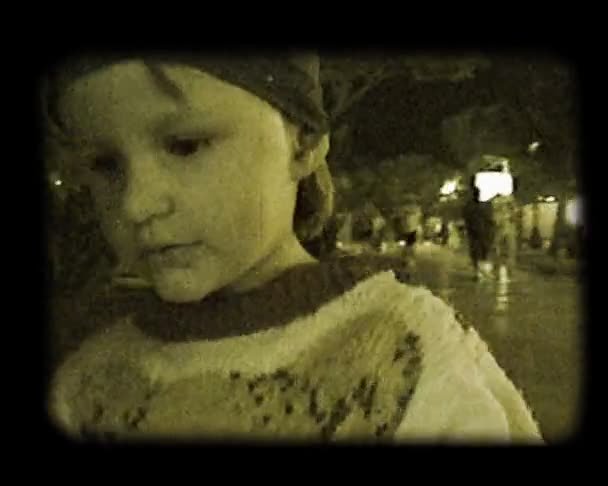 Criança no bulevar da noite — Vídeo de Stock