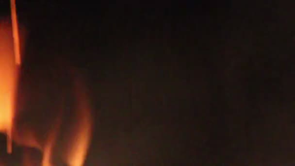 Faíscas sob fogo — Vídeo de Stock