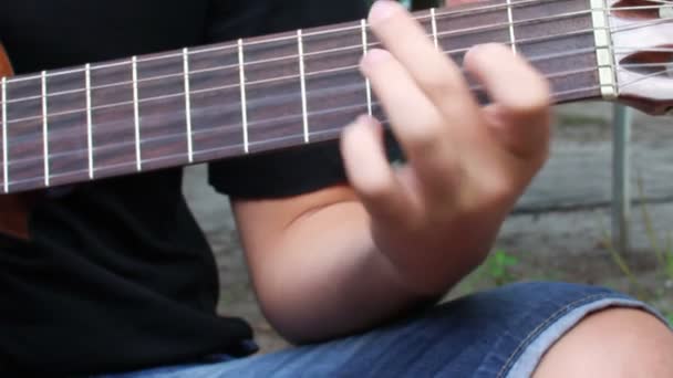 Spielen an der Gitarre — Stockvideo