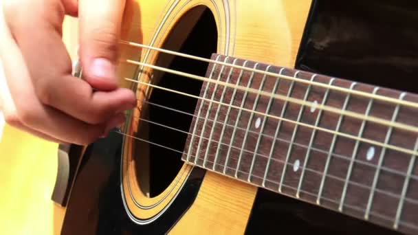 Spelen op guitar — Stockvideo