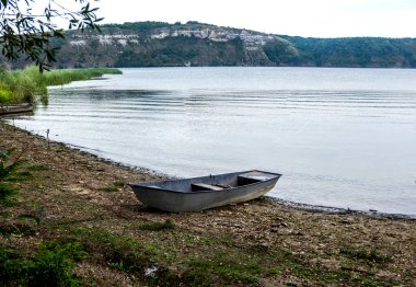 Dnister nehir kıyısındaki ahşap tekne, Podilski tovtry Ulusal Parkı, Batı Ukrayna 'nın Khmelnitskiy bölgesi