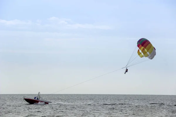 Karadeniz Ukrayna Nın Altında Renkli Paraşütle Paraşütle Atlayan Insanlardan Oluşan — Stok fotoğraf