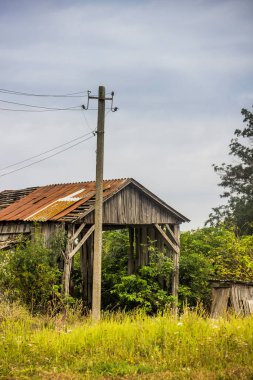 Ukrayna köyündeki terk edilmiş eski ahır.